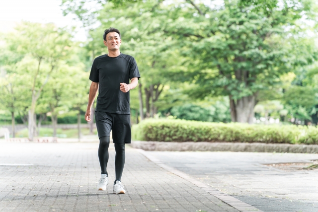 ポイントを押さえて効果的にウオーキングする男性